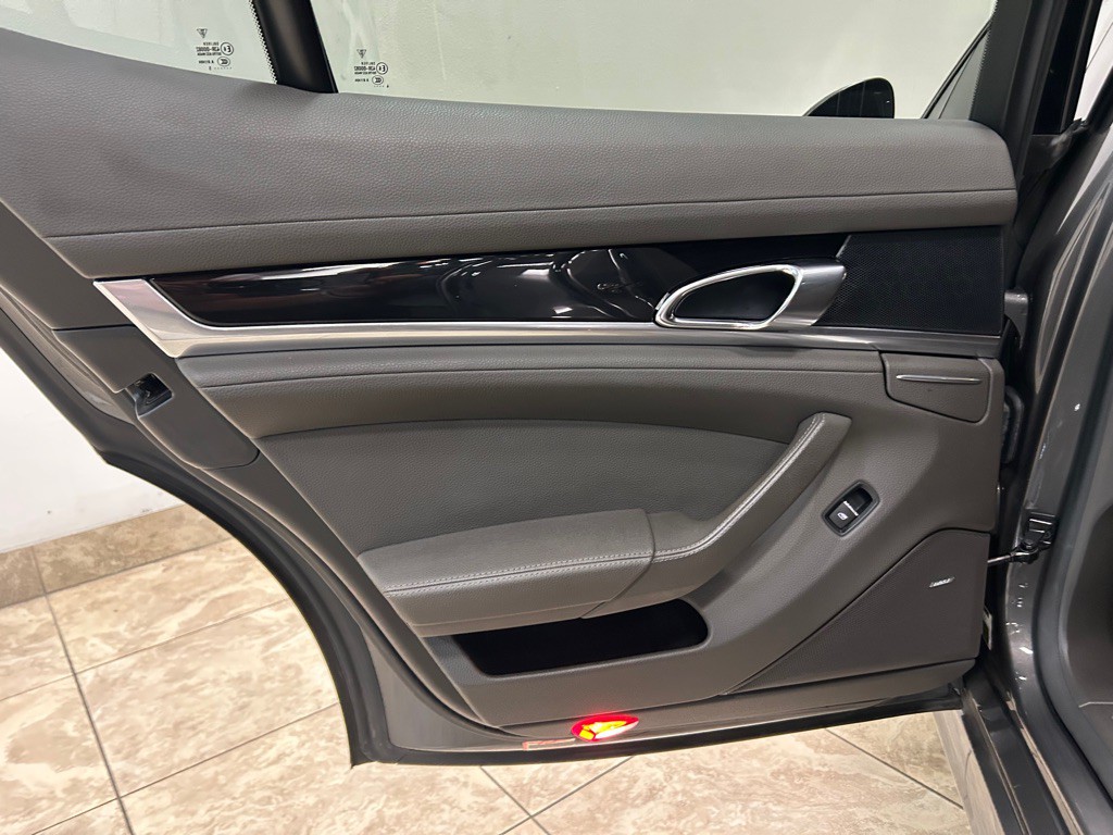 2015 Porsche Panamera Image 33