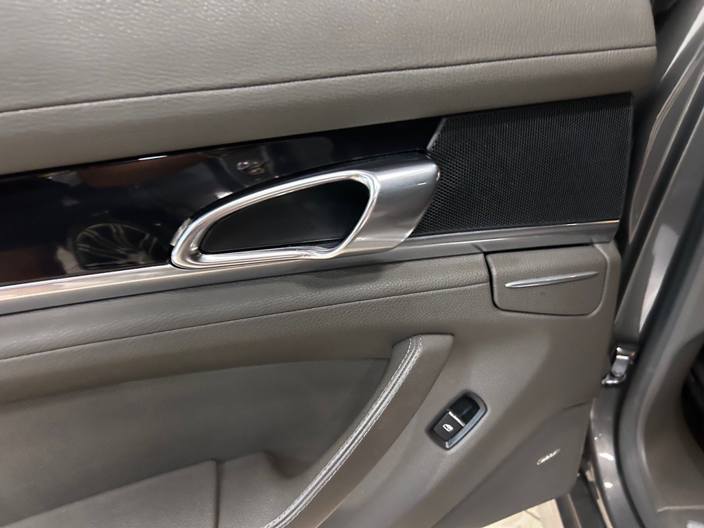 2015 Porsche Panamera Image 34