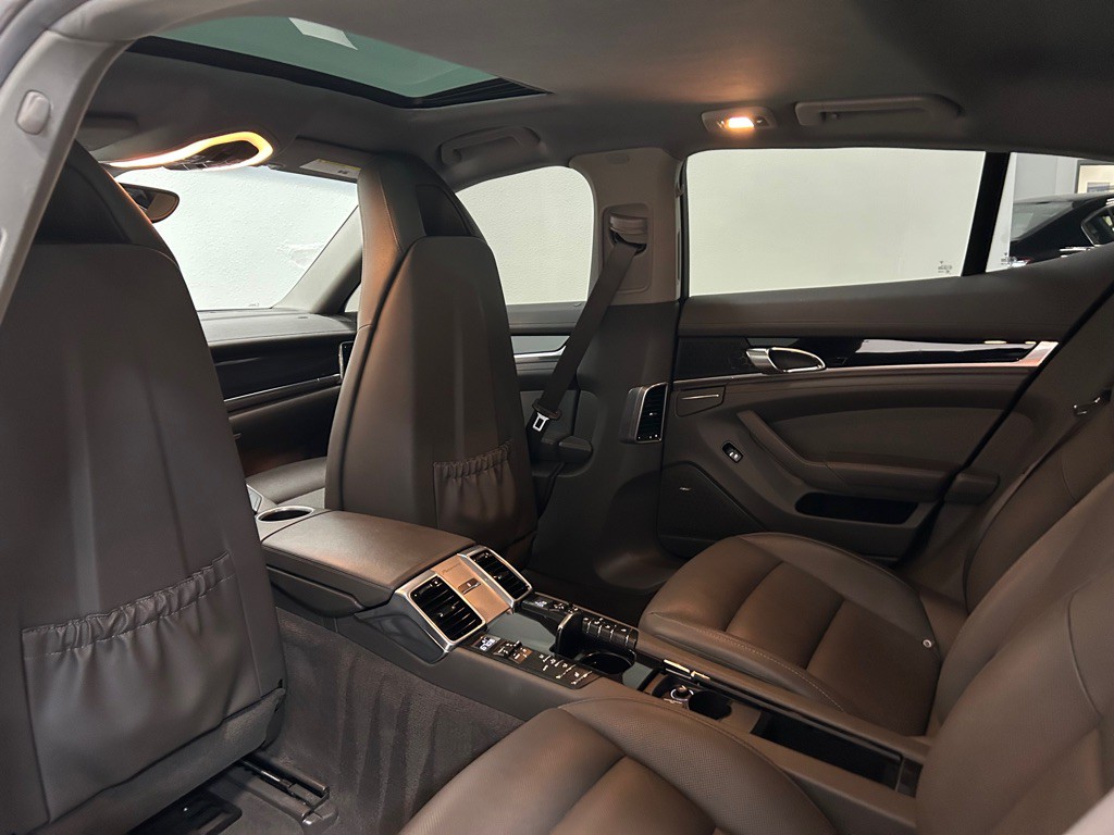 2015 Porsche Panamera Image 35