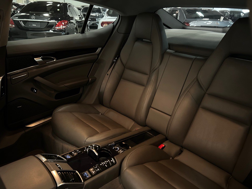 2015 Porsche Panamera Image 36