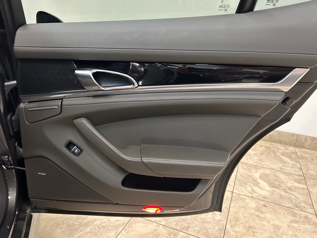 2015 Porsche Panamera Image 37