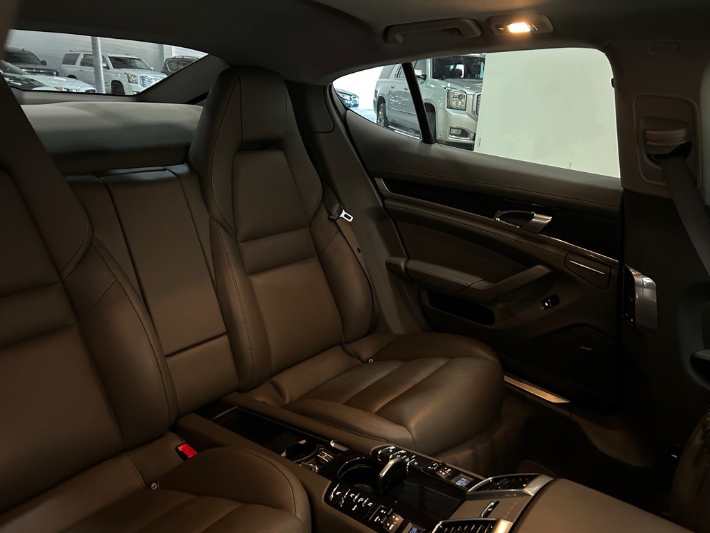 2015 Porsche Panamera Image 40