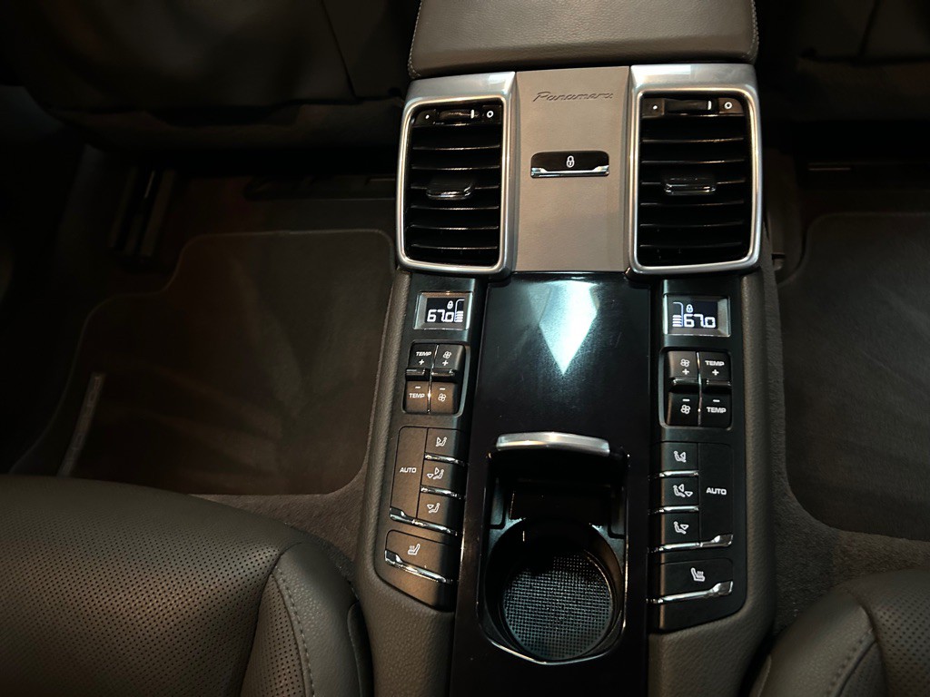 2015 Porsche Panamera Image 41