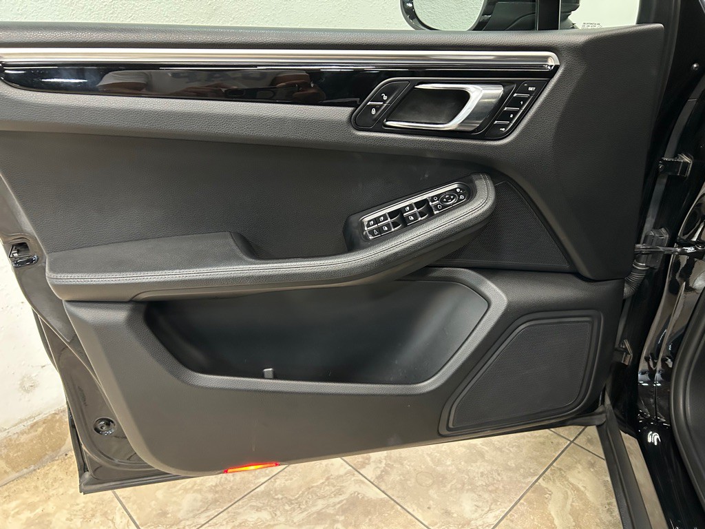 2018 Porsche Macan Image 15
