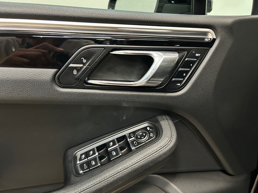2018 Porsche Macan Image 16