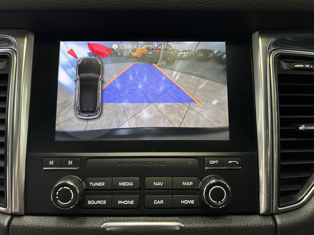 2018 Porsche Macan Image 22