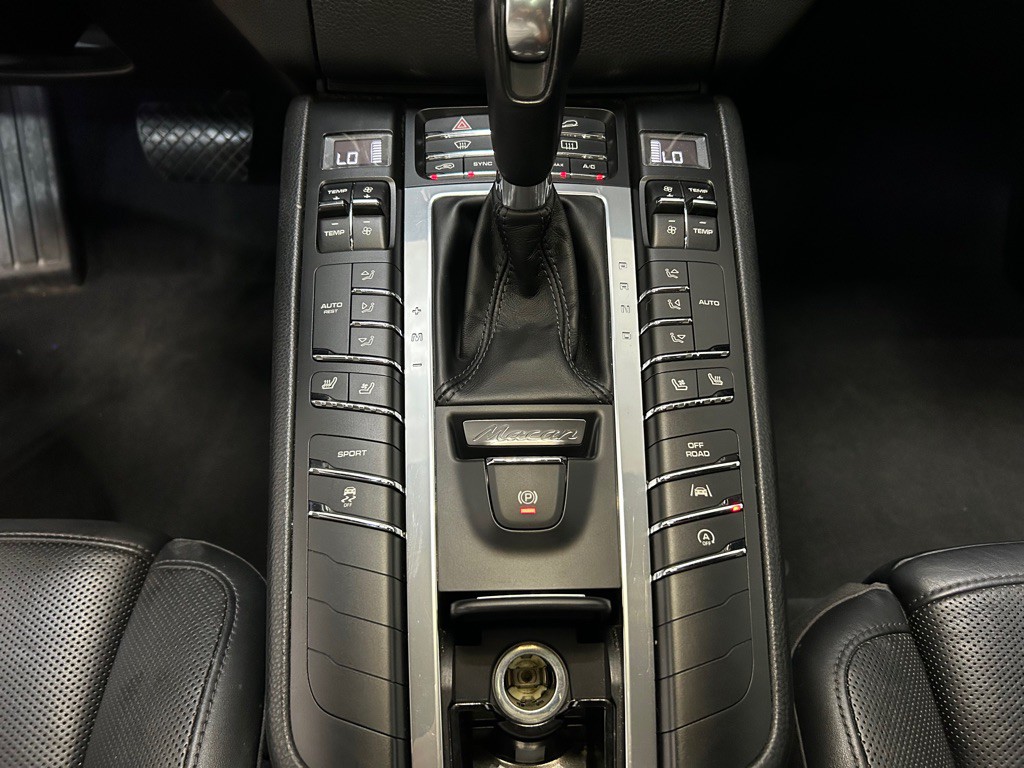 2018 Porsche Macan Image 25