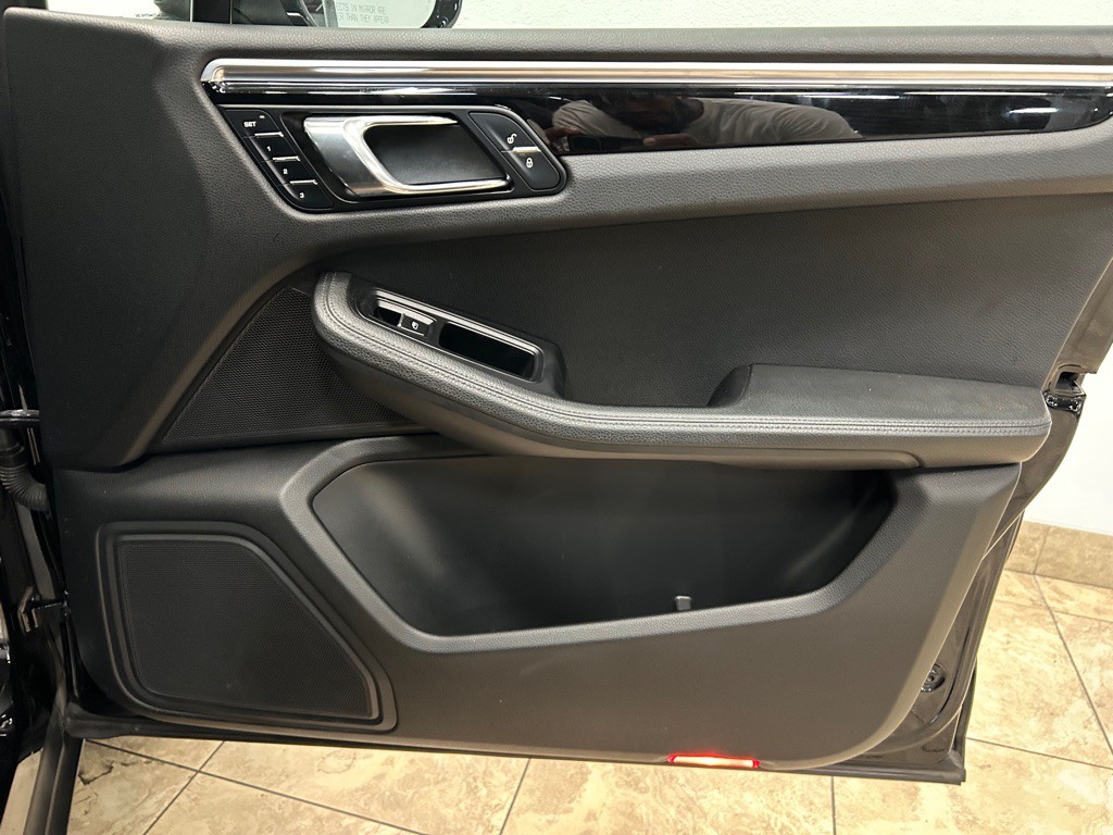 2018 Porsche Macan Image 28