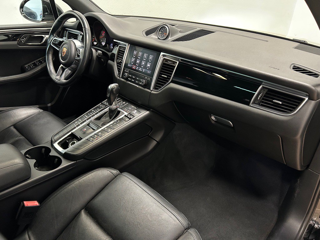 2018 Porsche Macan Image 30