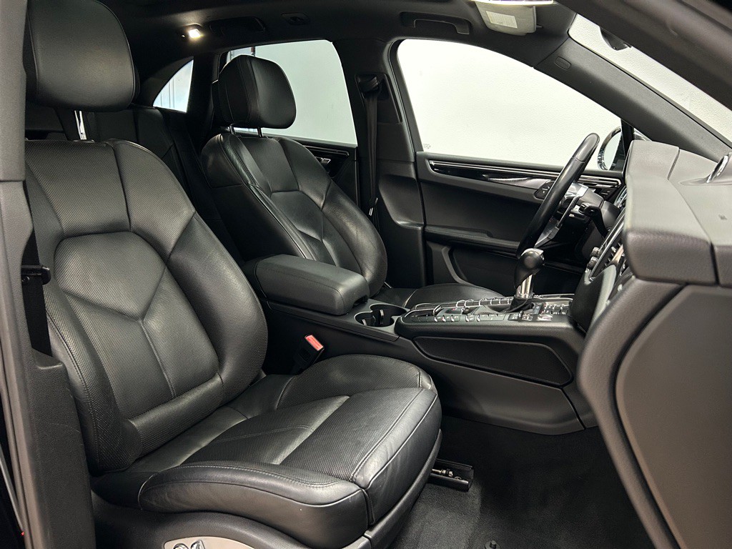 2018 Porsche Macan Image 31