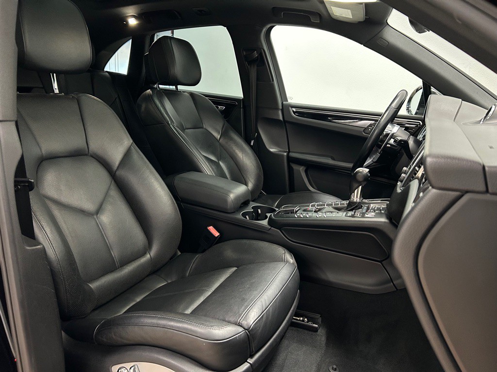 2018 Porsche Macan Image 32