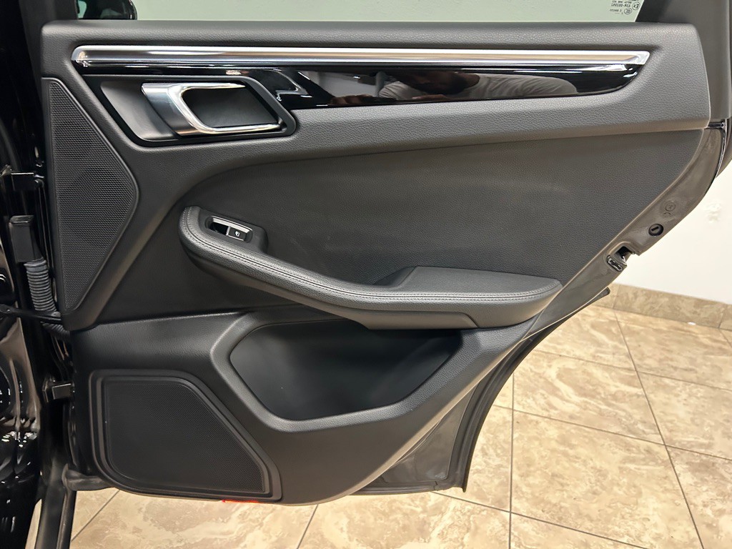 2018 Porsche Macan Image 34