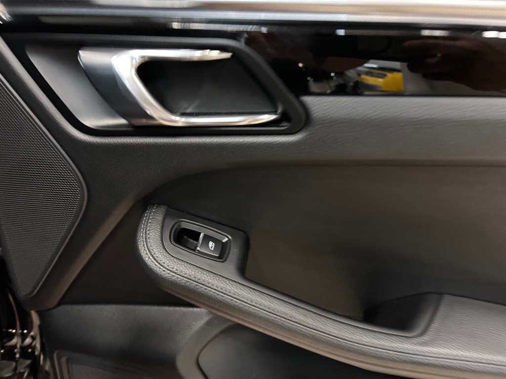 2018 Porsche Macan Image 35