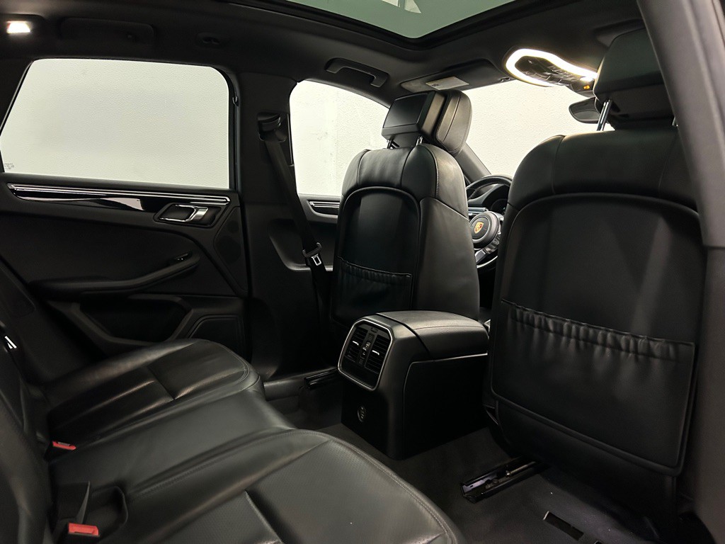 2018 Porsche Macan Image 36