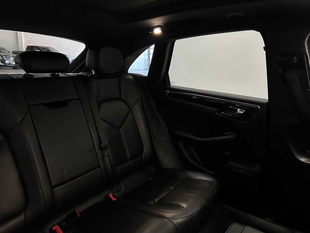 2018 Porsche Macan Image 37