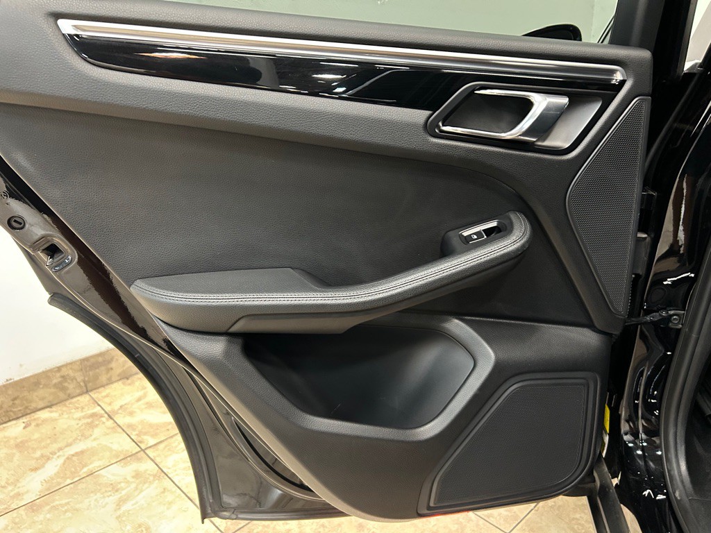 2018 Porsche Macan Image 38