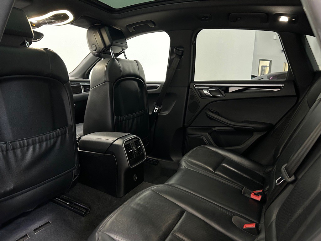 2018 Porsche Macan Image 40