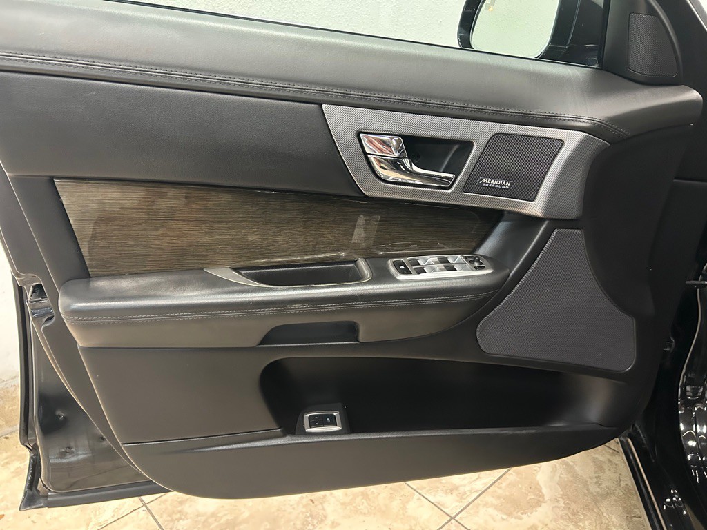 2014 Jaguar XF Image 16