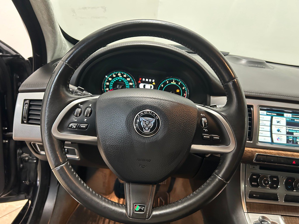 2014 Jaguar XF Image 18