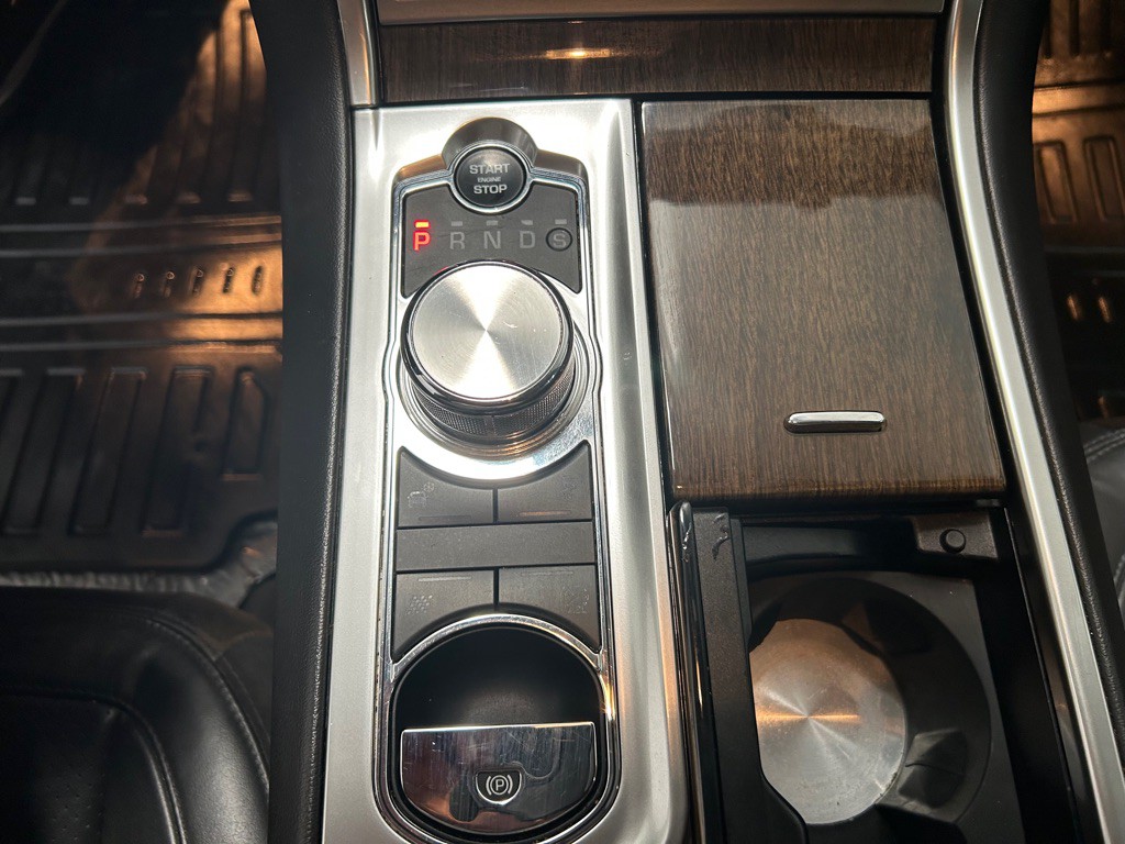 2014 Jaguar XF Image 25