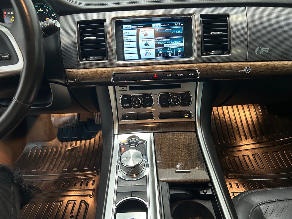 2014 Jaguar XF Image 26