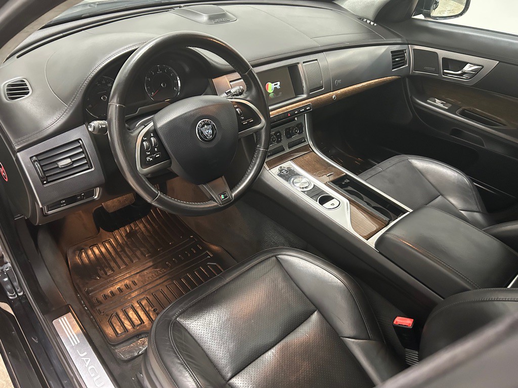 2014 Jaguar XF Image 28