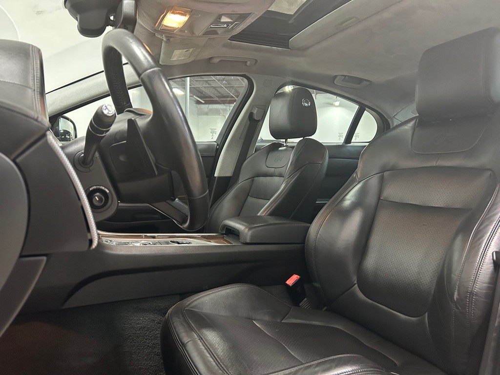 2014 Jaguar XF Image 29