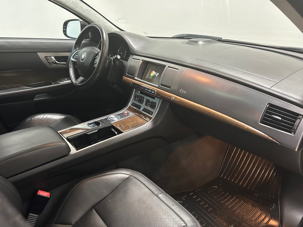 2014 Jaguar XF Image 32