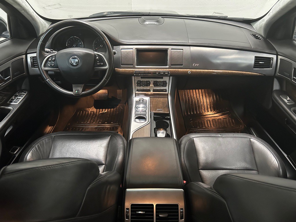2014 Jaguar XF Image 34