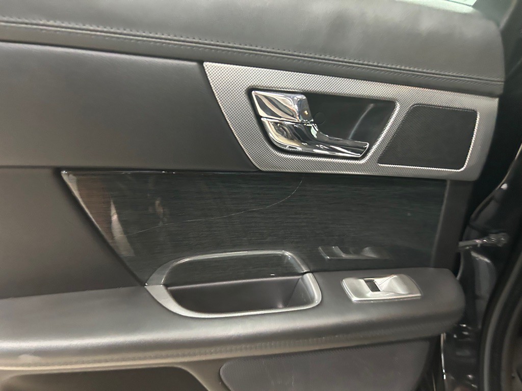 2014 Jaguar XF Image 36