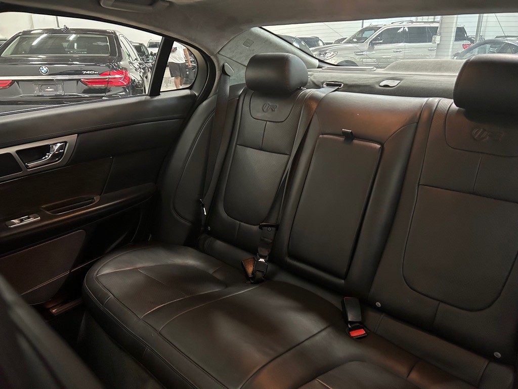 2014 Jaguar XF Image 38