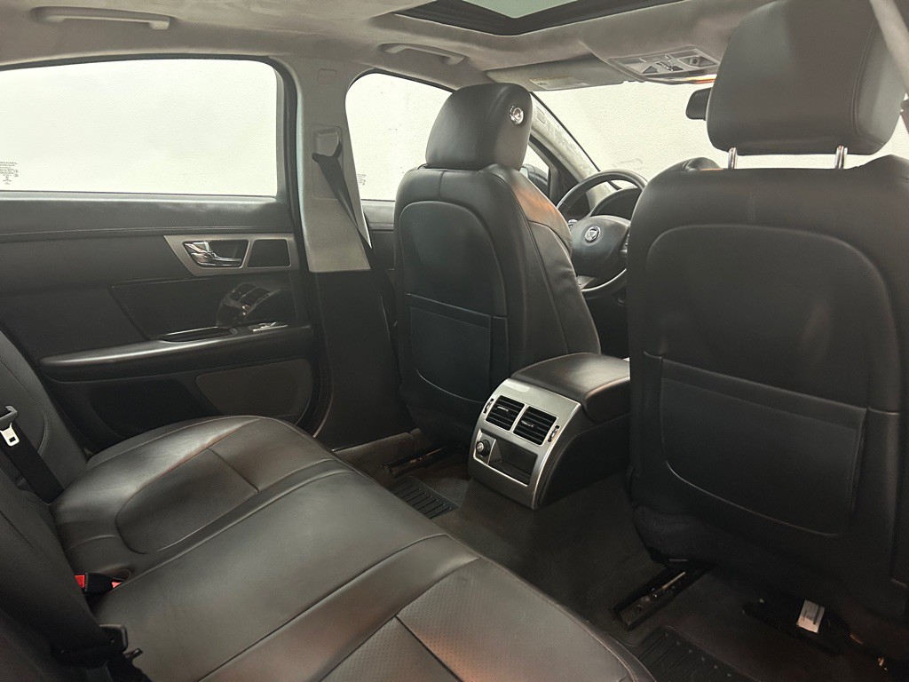 2014 Jaguar XF Image 41