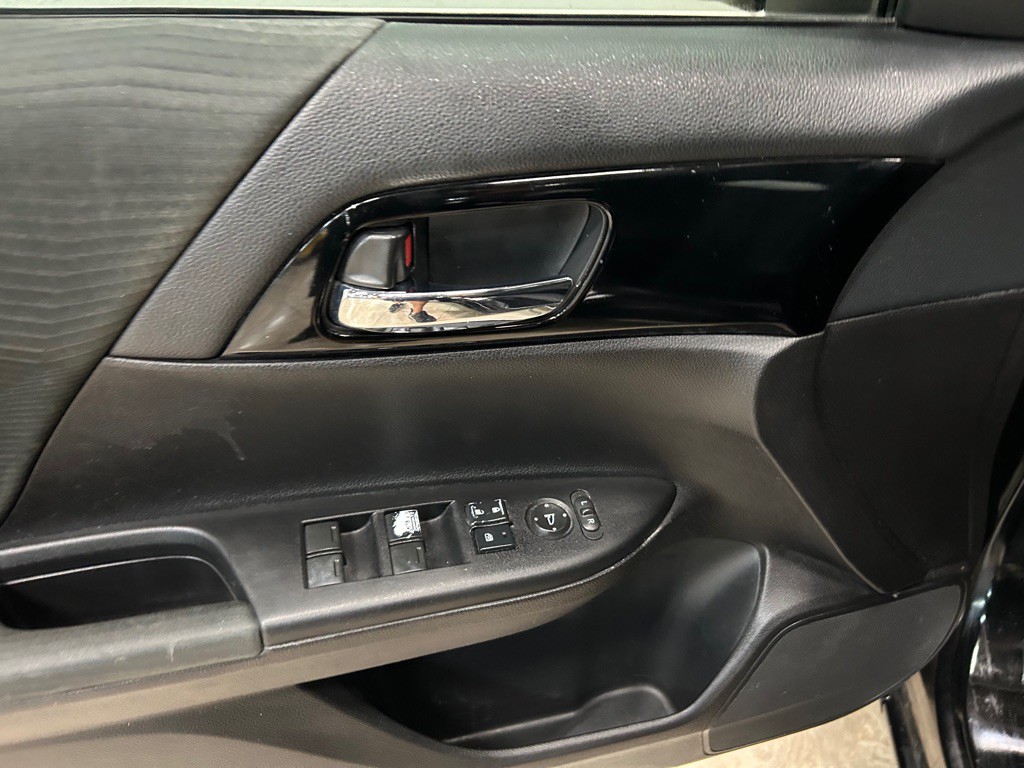 2016 Honda Accord Image 16