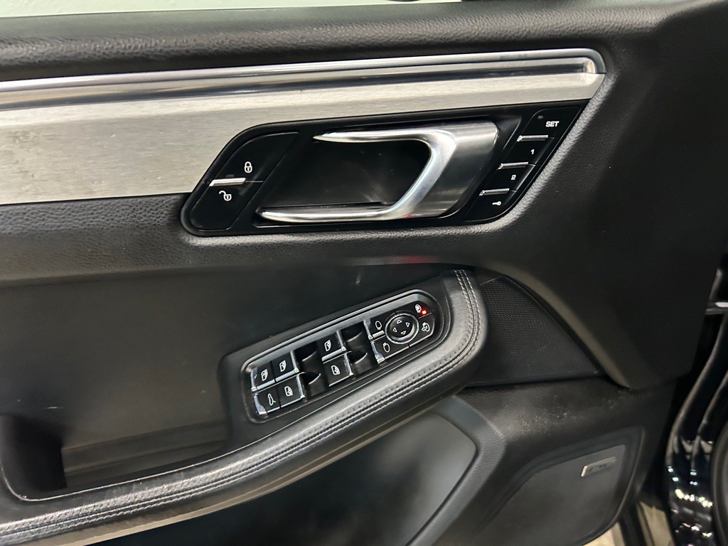 2015 Porsche Macan Image 16