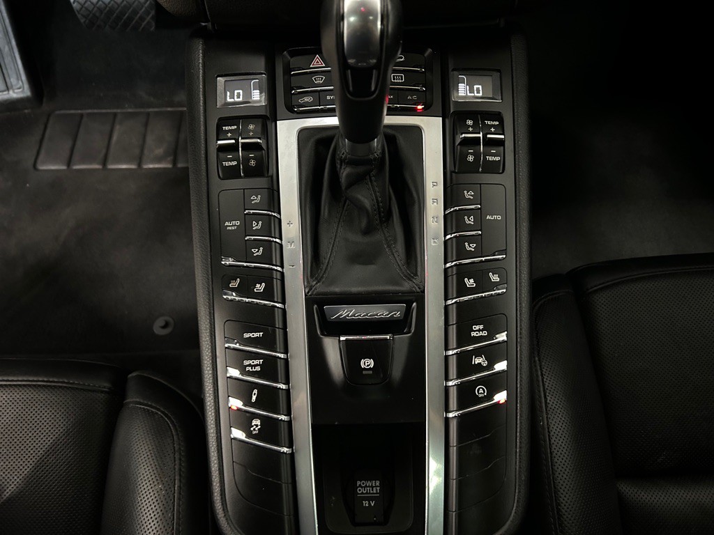 2015 Porsche Macan Image 22