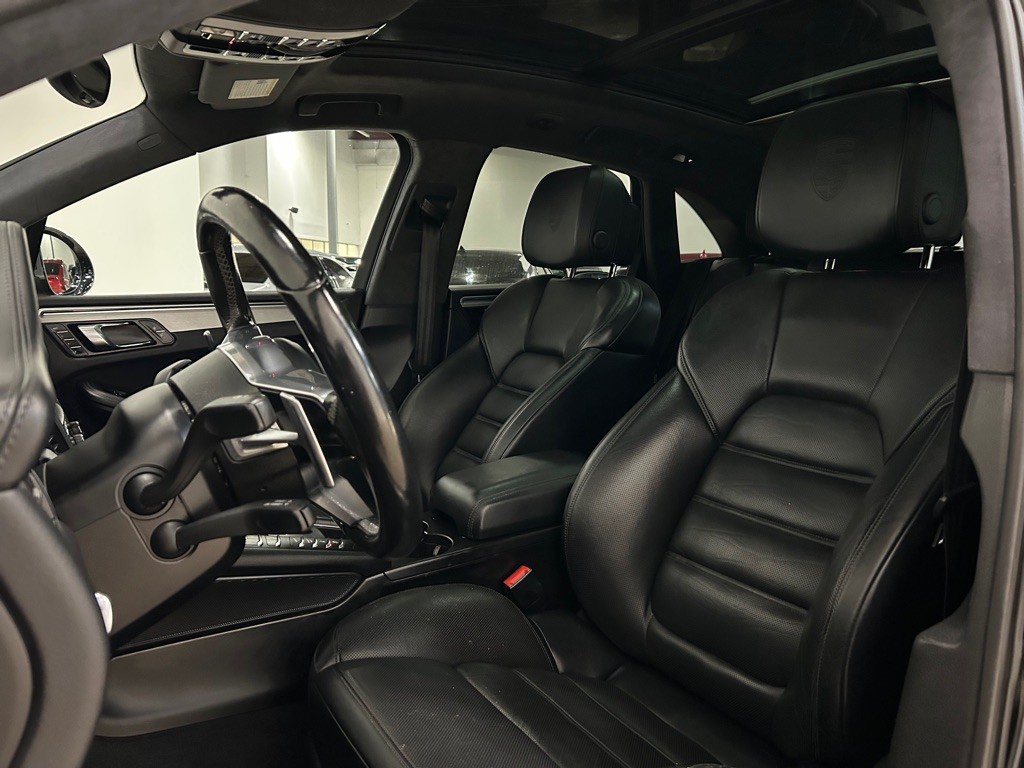 2015 Porsche Macan Image 25