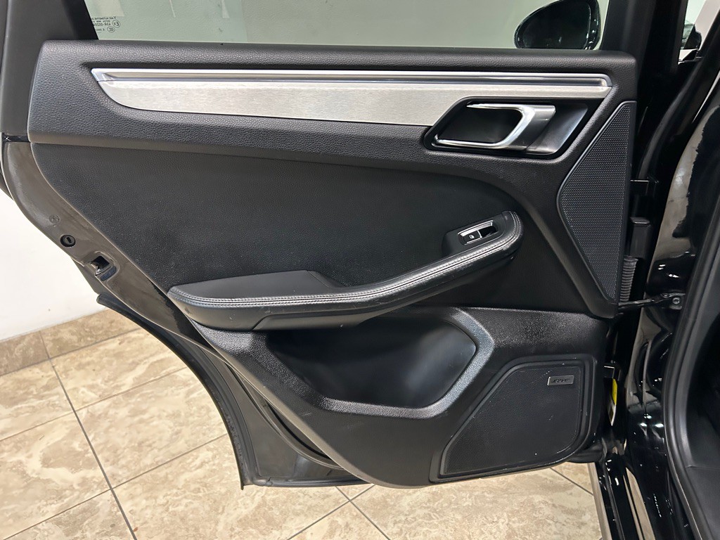 2015 Porsche Macan Image 31