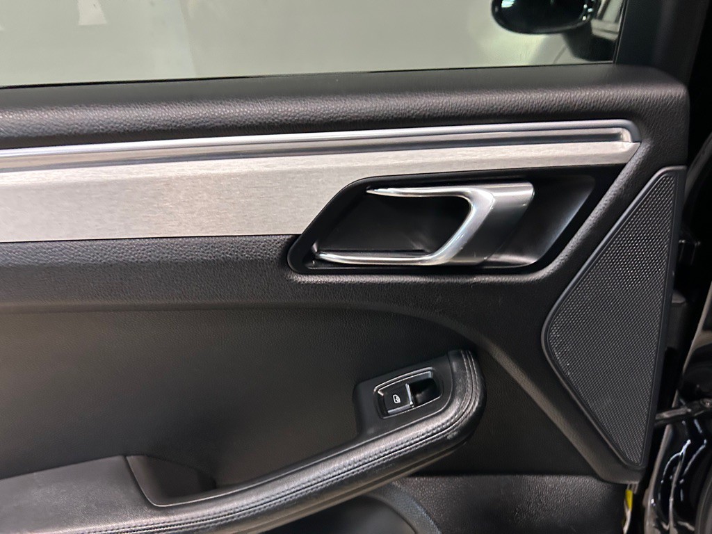 2015 Porsche Macan Image 32