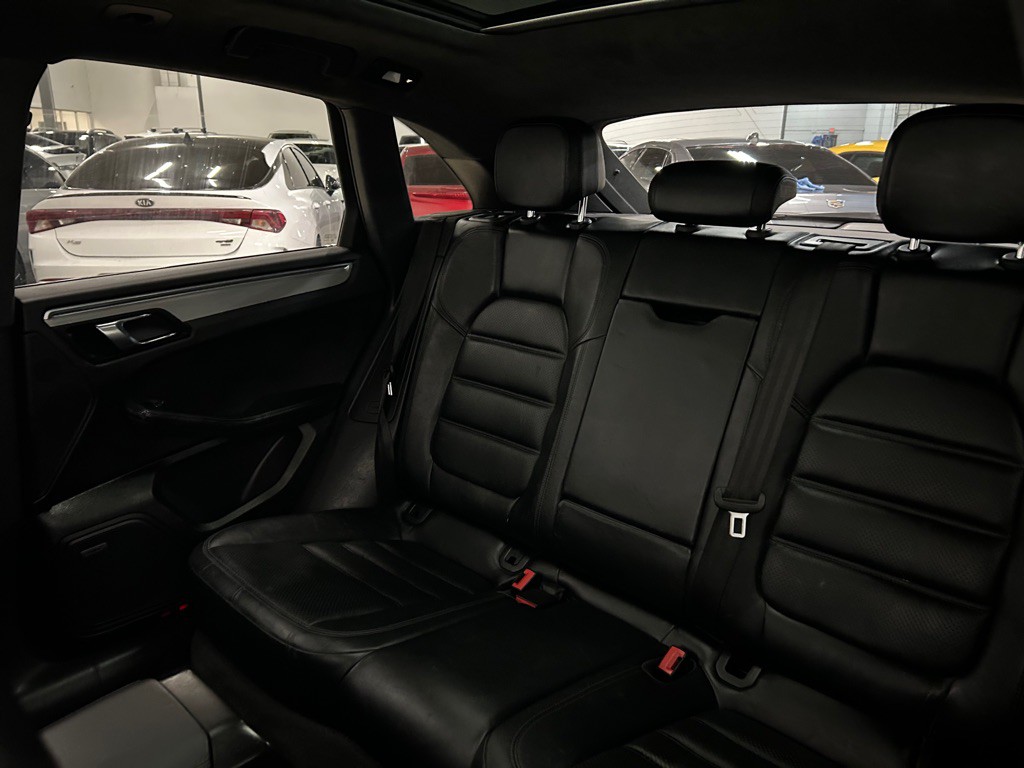2015 Porsche Macan Image 34
