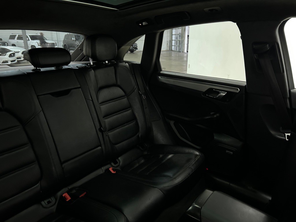 2015 Porsche Macan Image 38