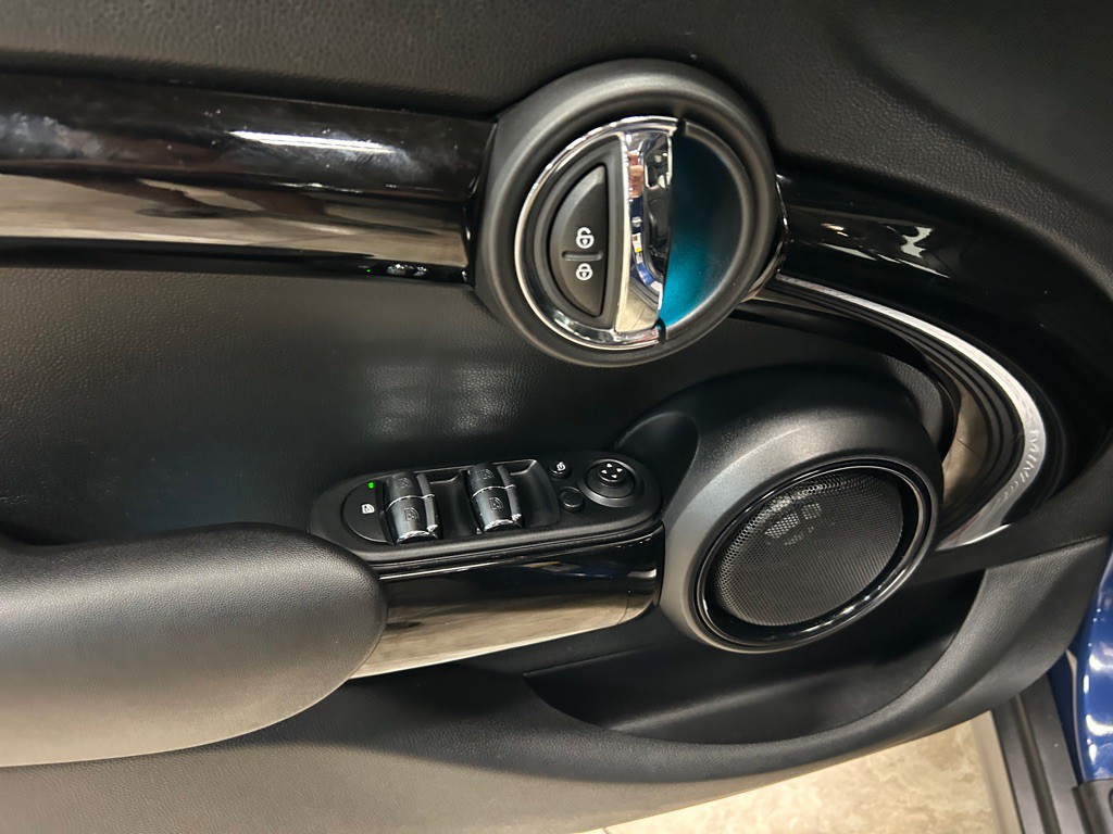 2016 MINI Cooper Image 17