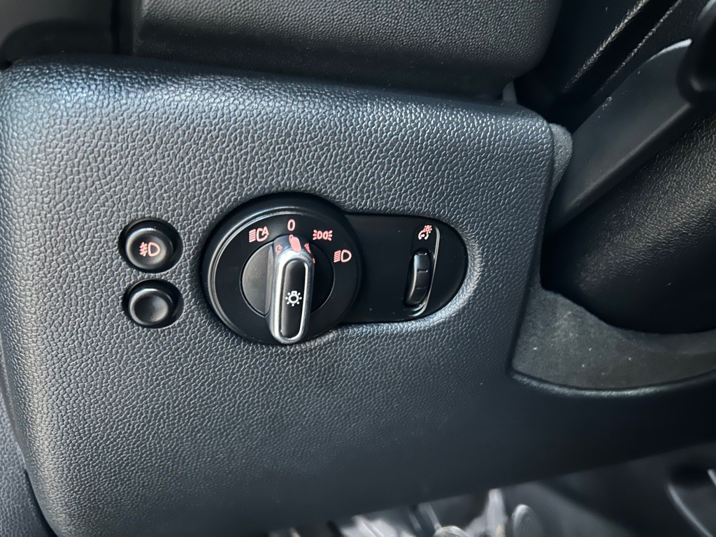 2016 MINI Cooper Image 18