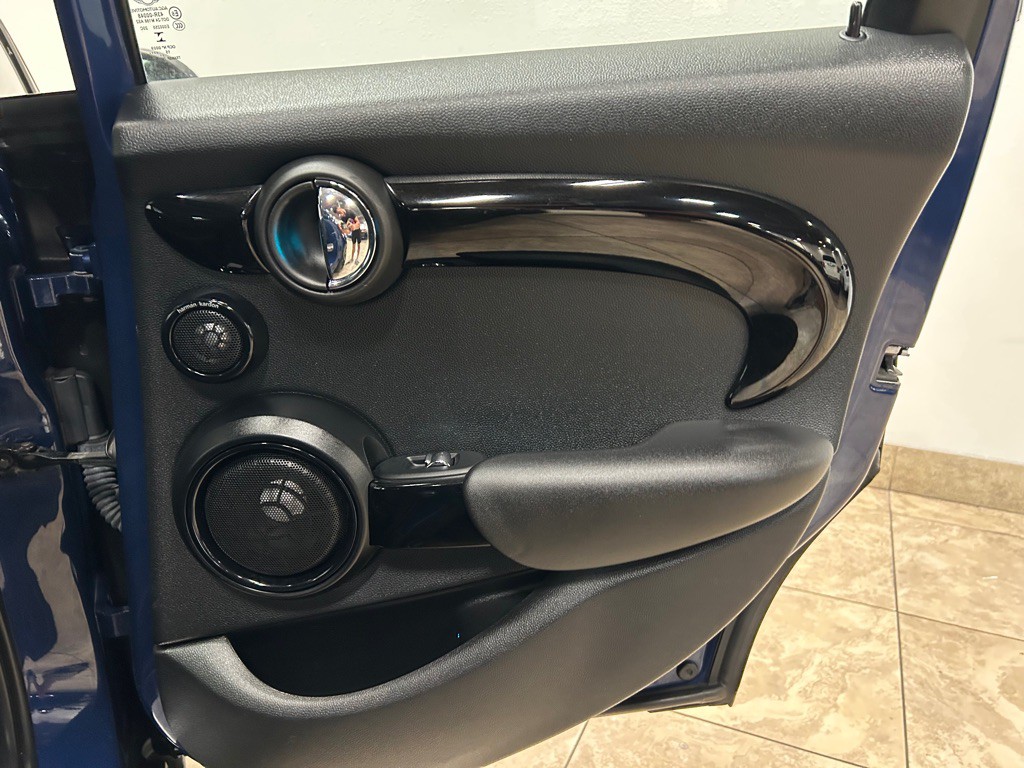 2016 MINI Cooper Image 38