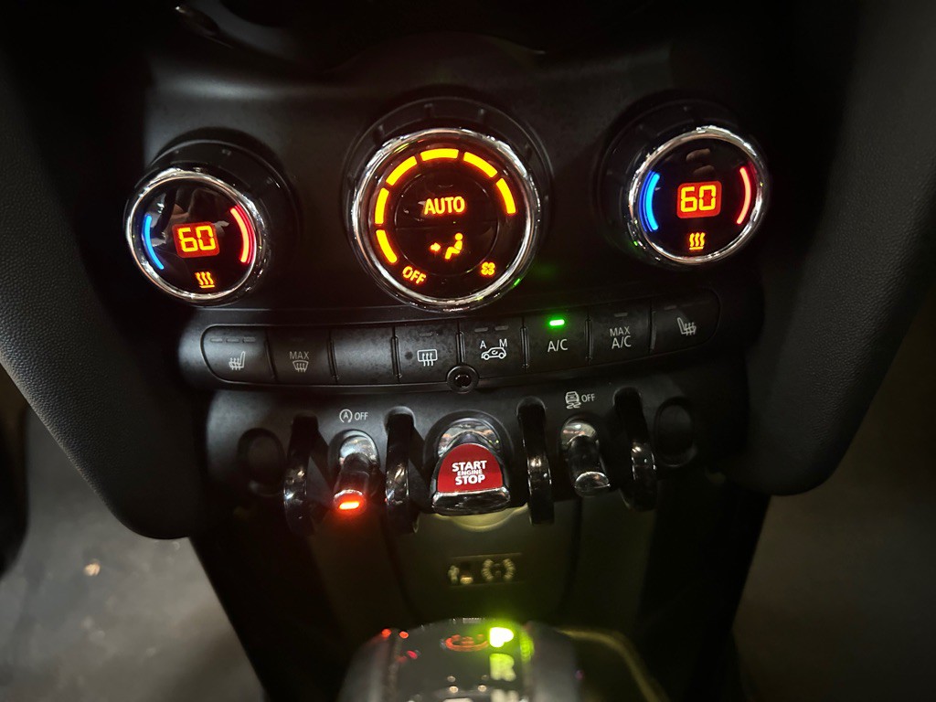 2016 MINI Cooper Image 31