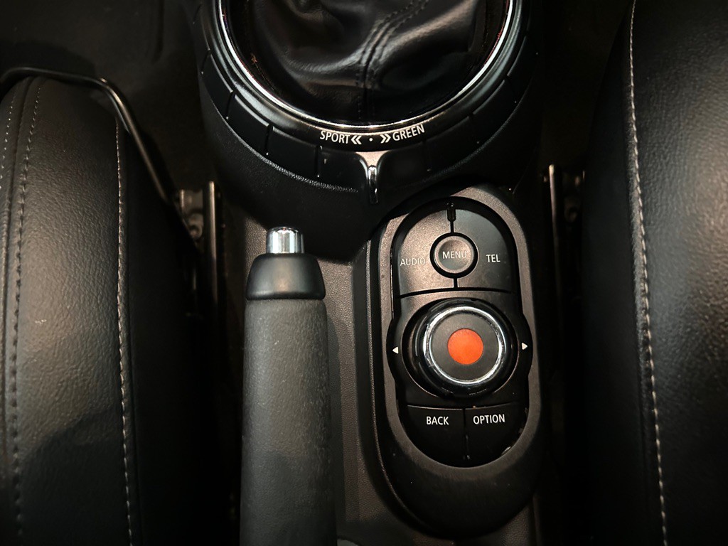 2016 MINI Cooper Image 32