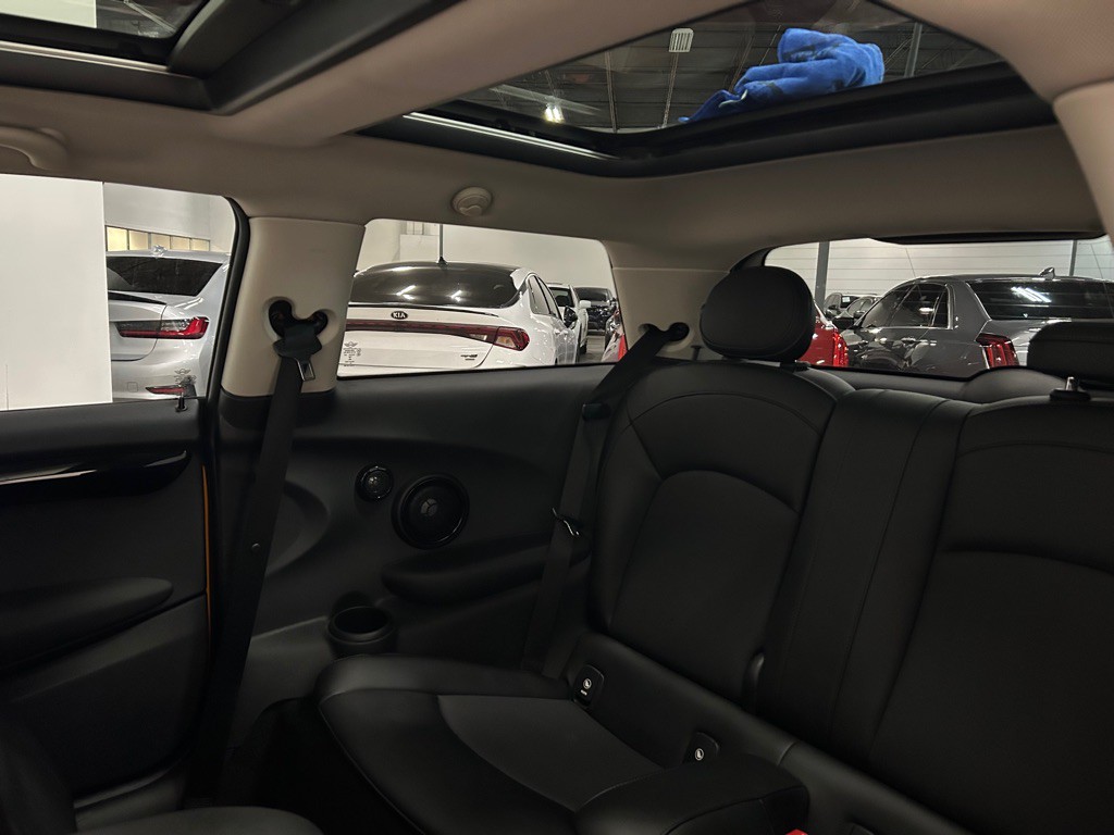 2016 MINI Cooper Image 40