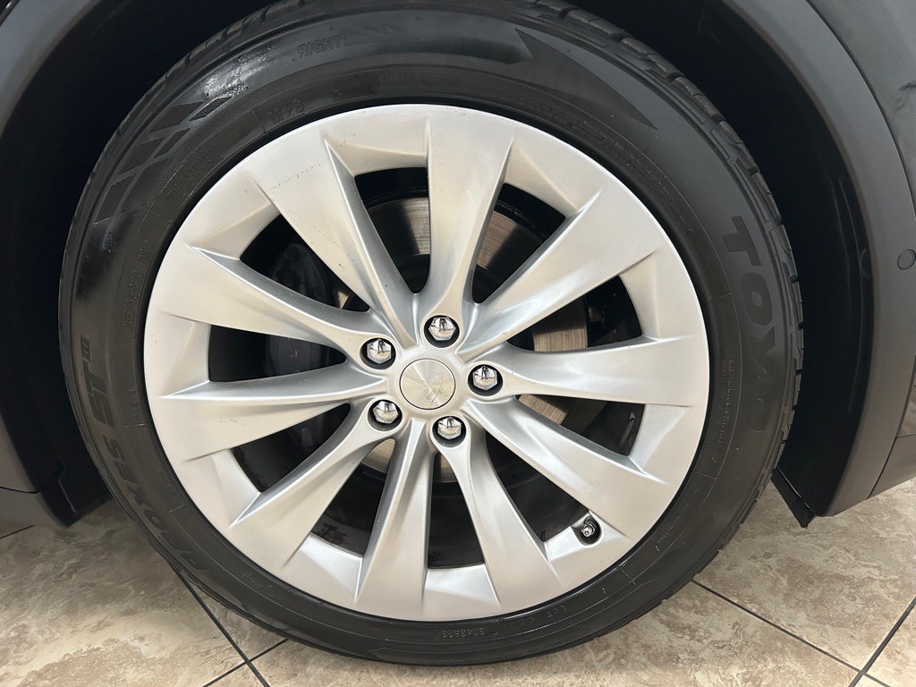 2016 Tesla Model X Image 13