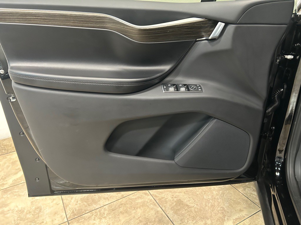 2016 Tesla Model X Image 18