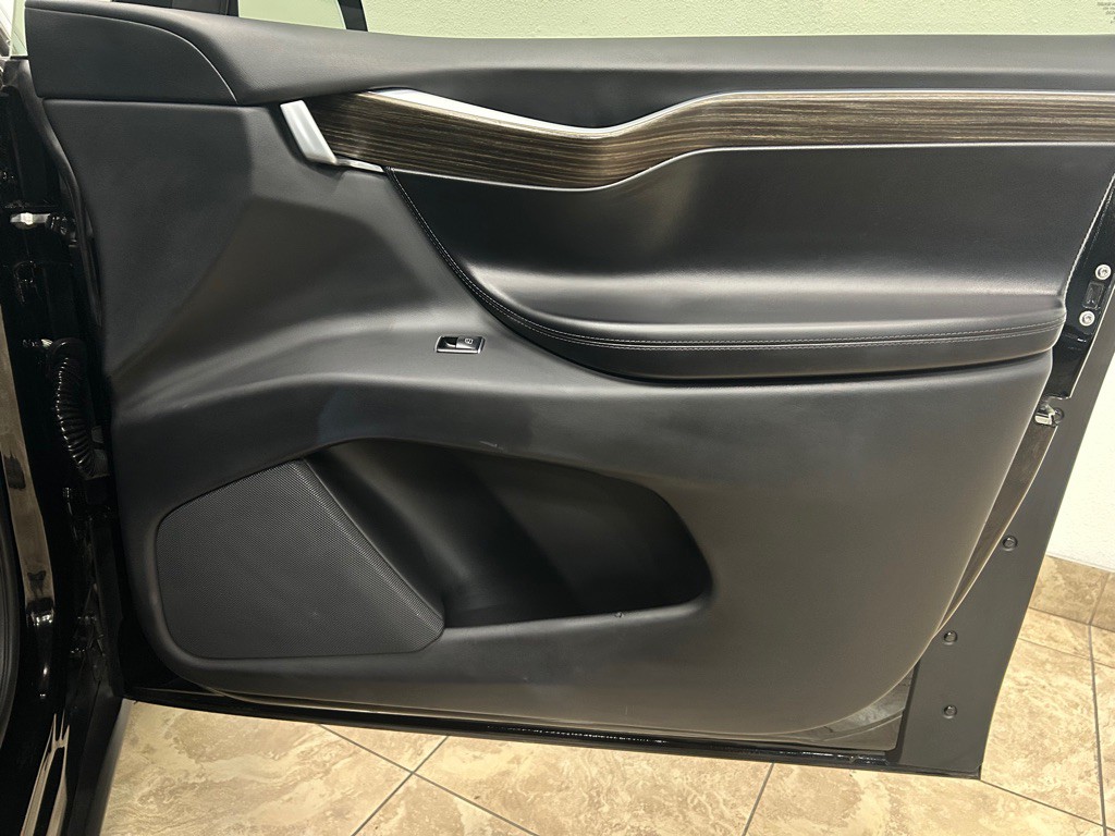 2016 Tesla Model X Image 25