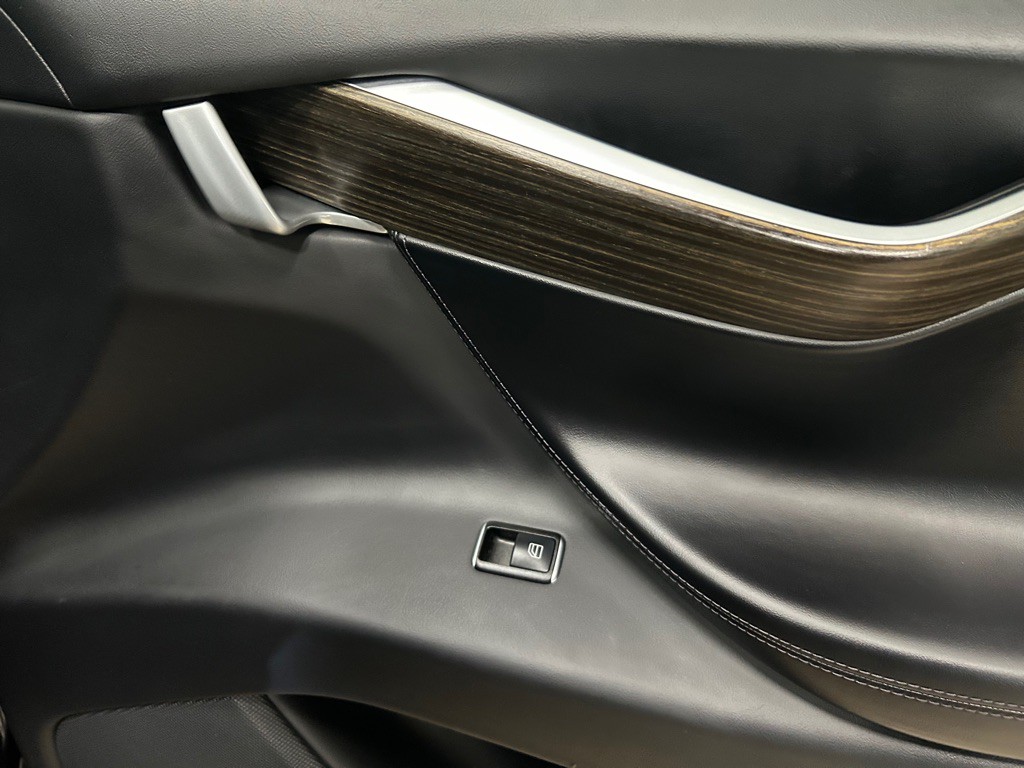 2016 Tesla Model X Image 26